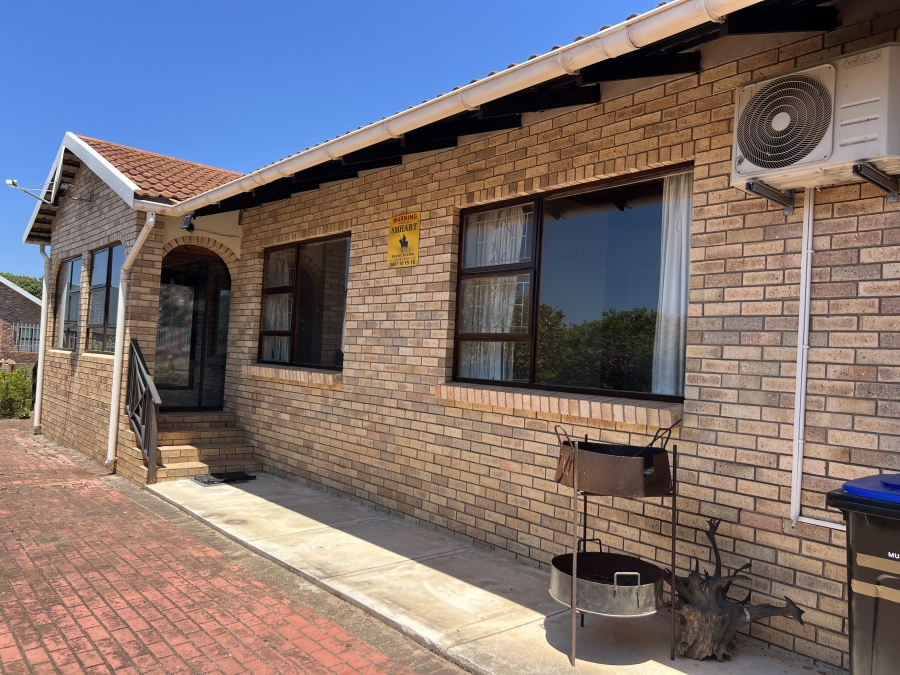 4 Bedroom Property for Sale in Wavecrest Eastern Cape